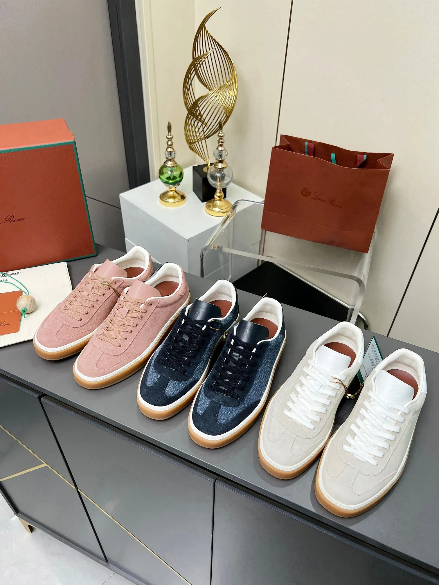 Factory price: 580💰Purchase level, high version🦅⛳️ Italy [Loro men's shoes💰iana] Tennis walk series L men's shoes💰Couple moral training shoes casual sports shoes sneakers🎁🎁 Original purchase development and production This new suede tennis shoe adopts an ultra-low design, suitable for wearing all year round👫👫 The wrapped sole creates an effortlessly attractive color combination that harmoniously blends functionality with understated style, making it the ideal shoe for urban wear. Soft calfskin tongue with Kummel color insert at the heel, embossed L Men's shoes 💰 Logo Cotton lace upper, cowhide suede sole Rubber-lined calfskin ✦ Upper: imported first-layer cowhide ➕ Customized original cowhide ✦ Lining: cowhide lining ➕ Cow leather insole ✦ Sole: Original open-molded T men's shoe 💰R ultra-lightweight outsole ✦Packaging: Original full set of packaging ✦Female size: 35--40, ✦Male size: 39--44, customized 45